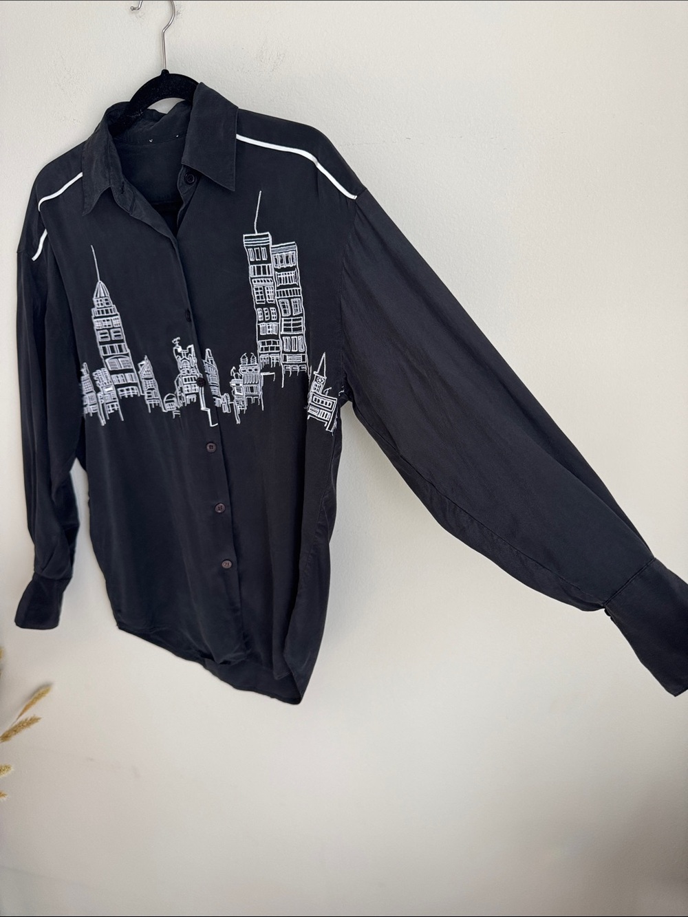 Vintage Black Silk Embroidered Cityscape Button Down Blouse Size 4 Oversized - Picture 5 of 12
